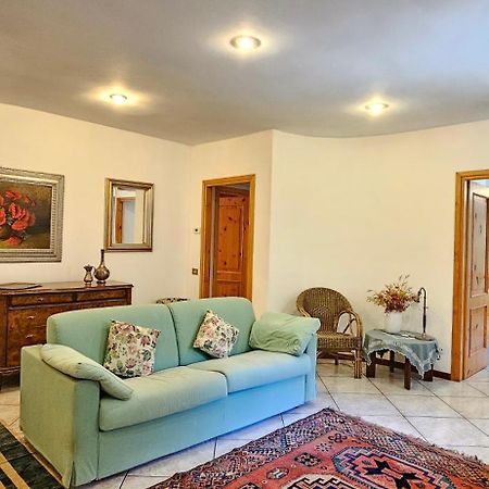 Appartamento Con Ingresso Autonomo, Giardino Privato E Portico Introbio Exterior foto