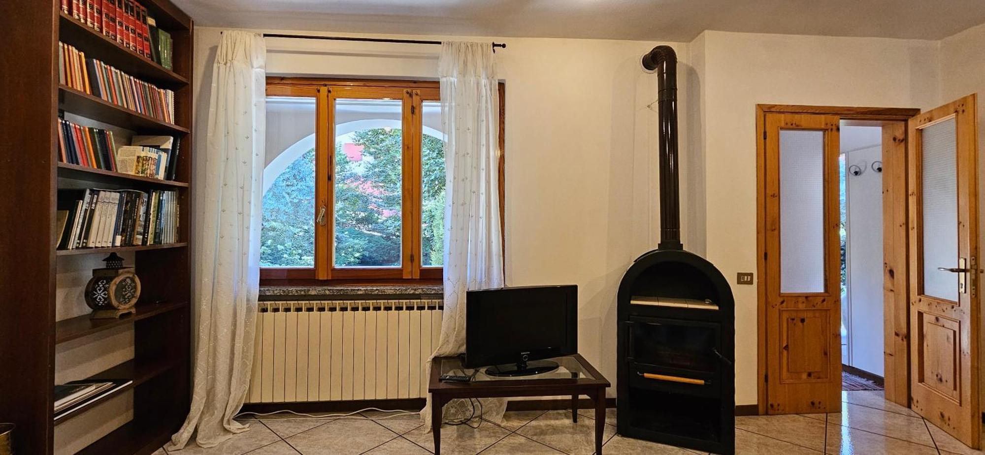 Appartamento Con Ingresso Autonomo, Giardino Privato E Portico Introbio Exterior foto