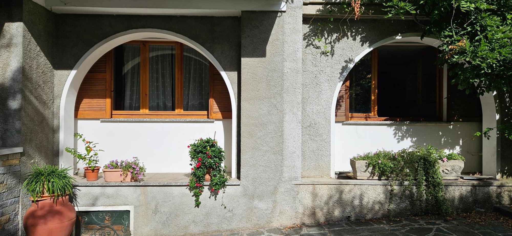 Appartamento Con Ingresso Autonomo, Giardino Privato E Portico Introbio Exterior foto