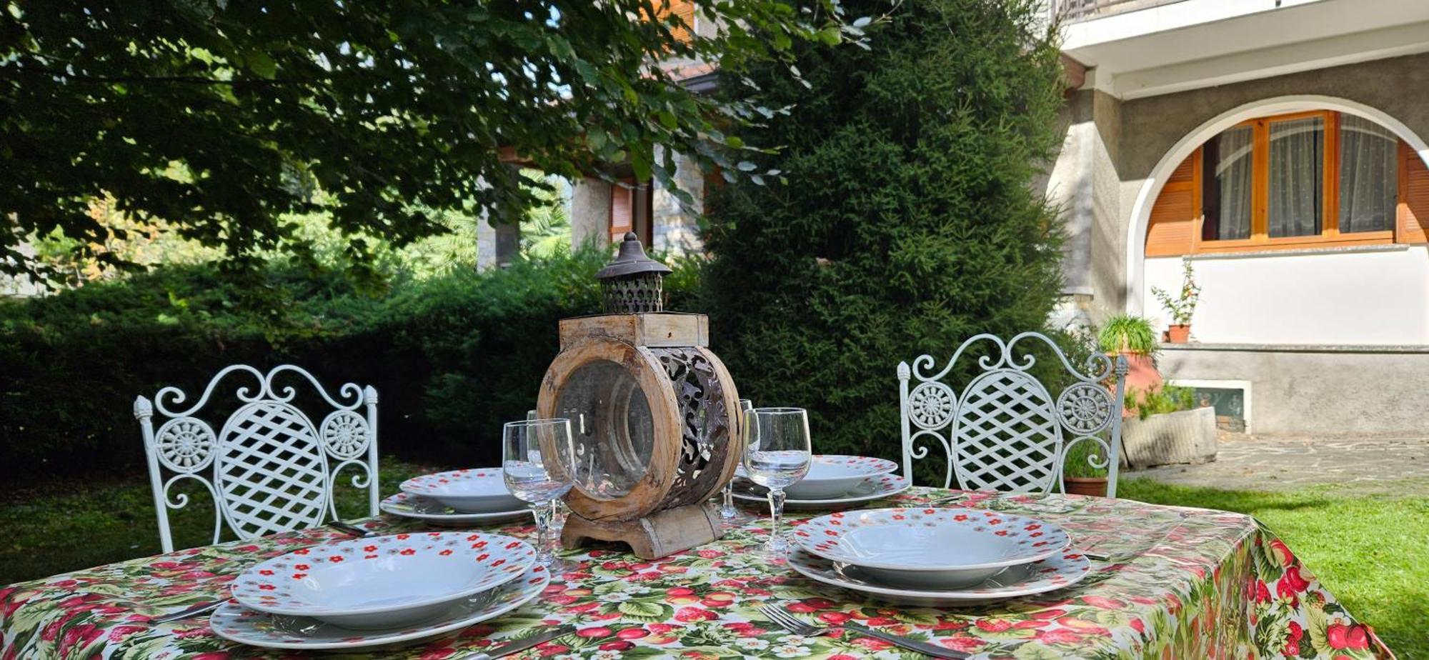 Appartamento Con Ingresso Autonomo, Giardino Privato E Portico Introbio Exterior foto